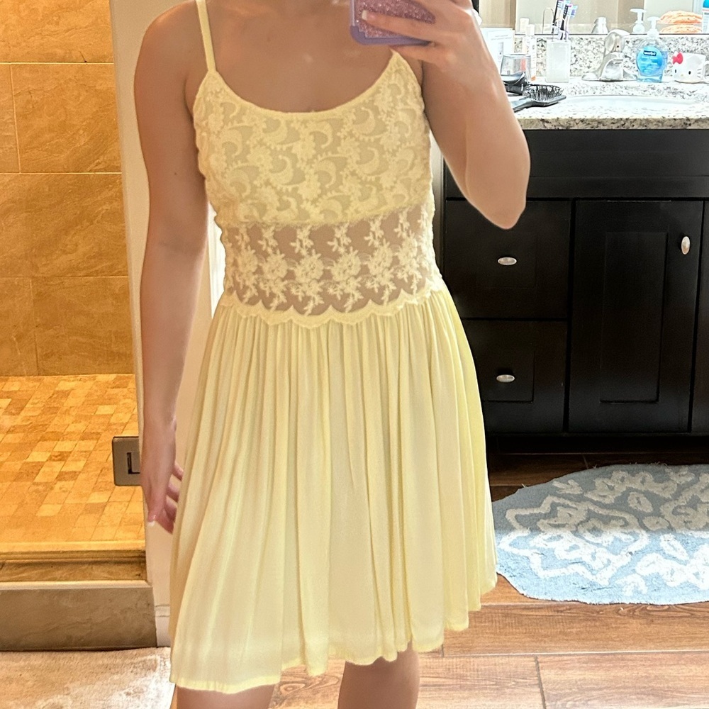 TOPSHOP lost… yellow lace dress